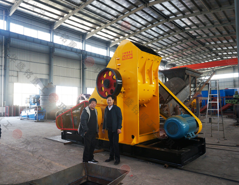 雙級(jí)無篩底破碎機(jī)1